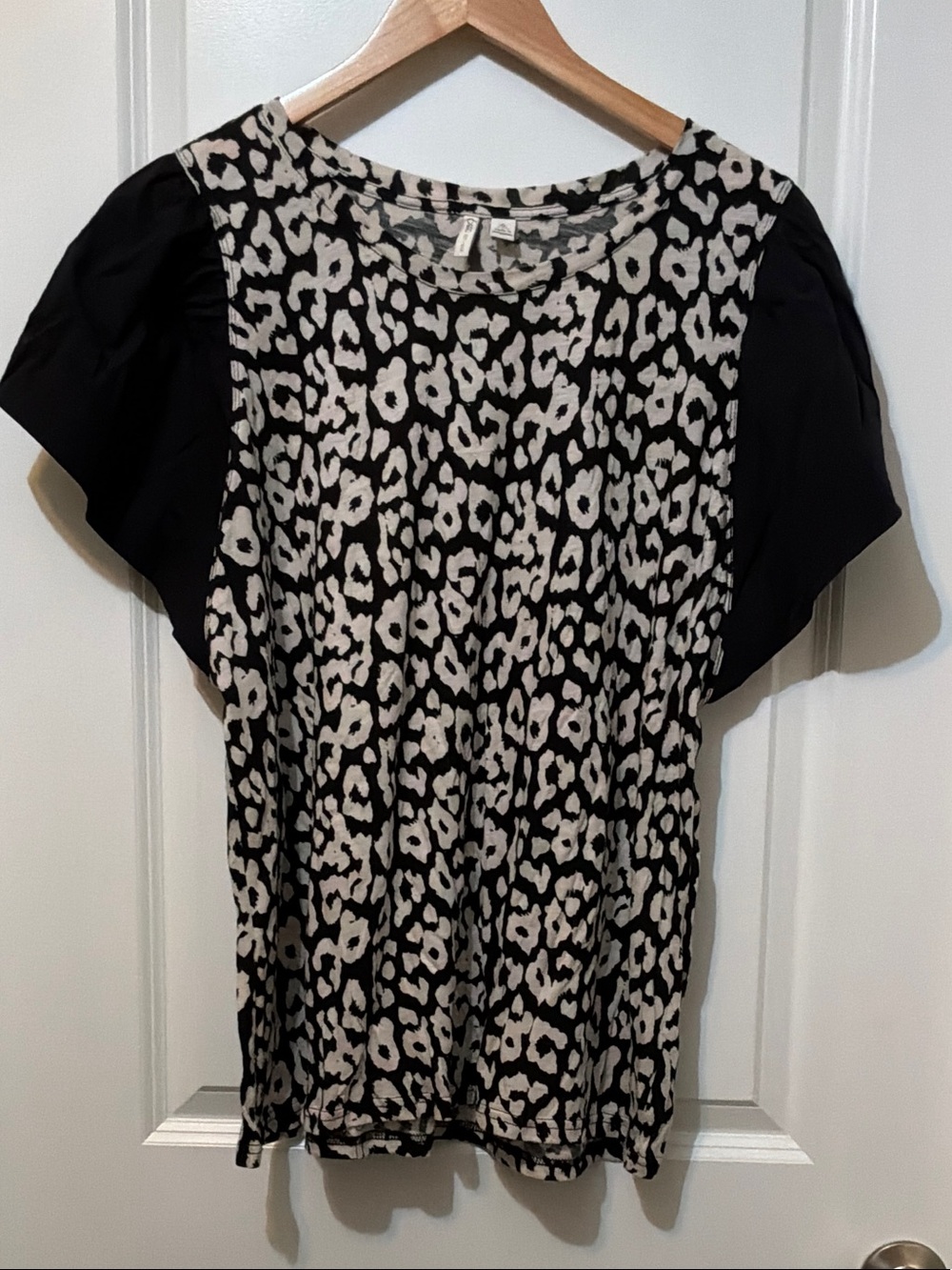 Women’s Black & Cream Leopard Print Short Sleeve Top size XL